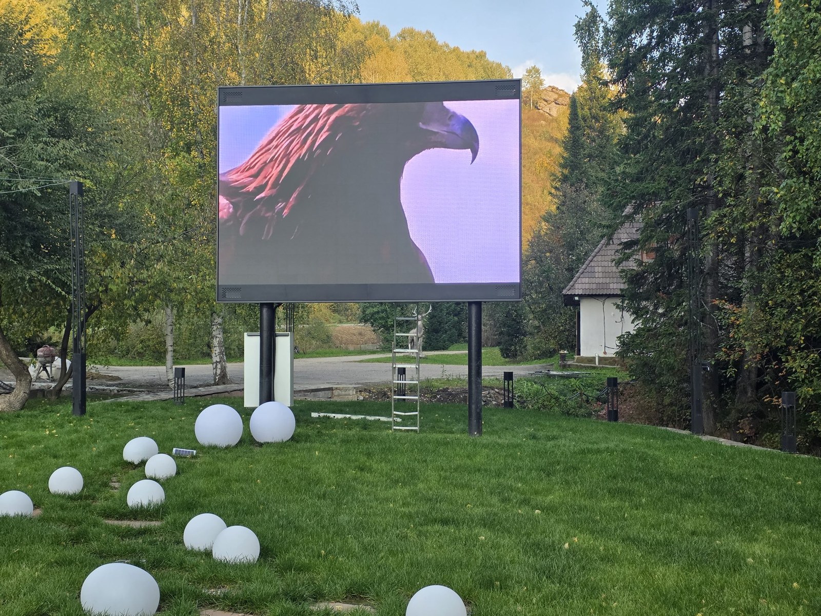Монтаж модулей LED-экрана