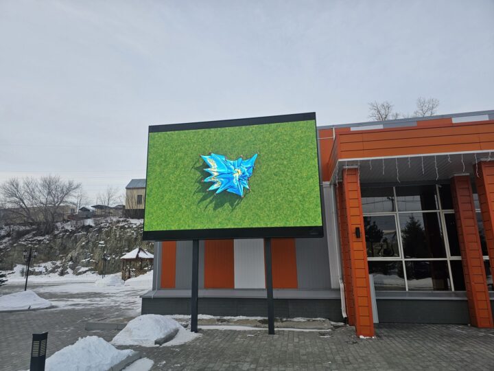 Уличный LED-экран на фасаде предприятия Су Жолдары с контентом