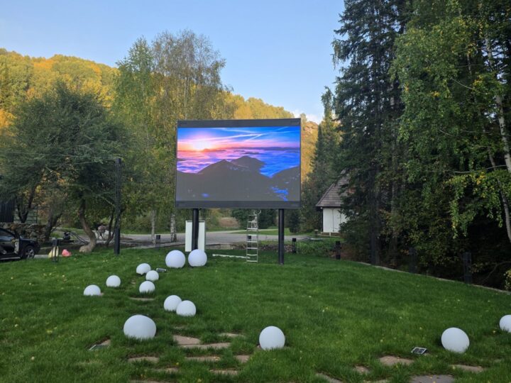 Уличный LED-экран в лесопарковой зоне ресторана Forest, работающий экран с контентом