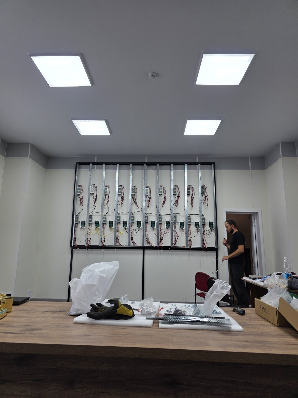Монтаж LED-модулей на каркасе — актовый зал ДВД ВКО
